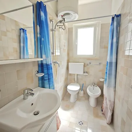 Sunny First-ffloor Beachside Retreat Διαμέρισμα